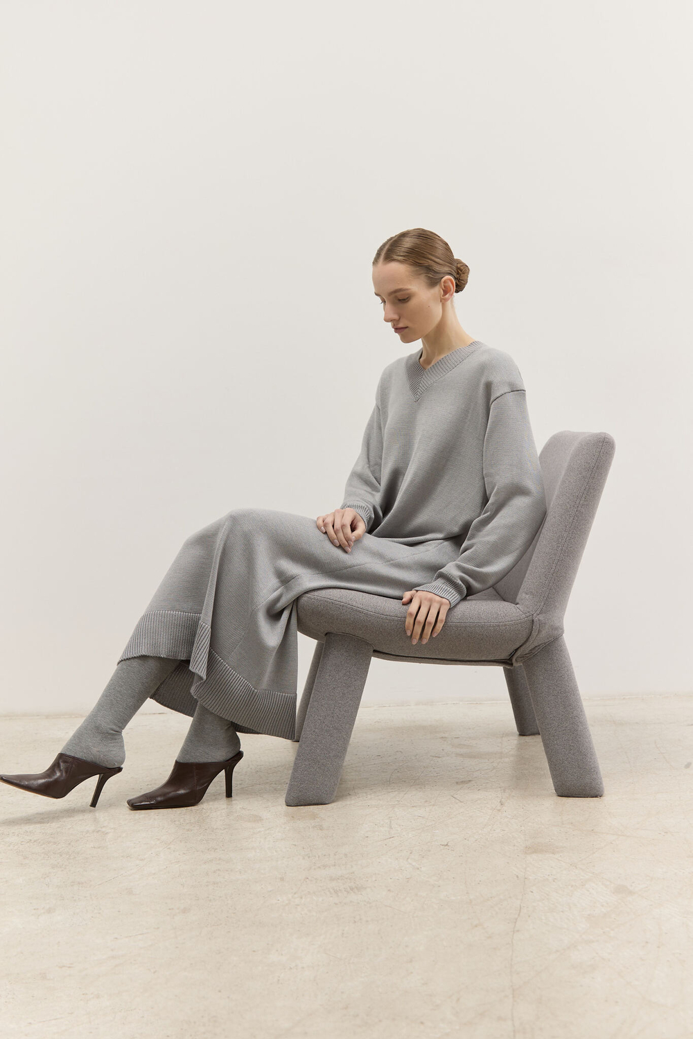 Платье трикотажное с V-образным вырезом