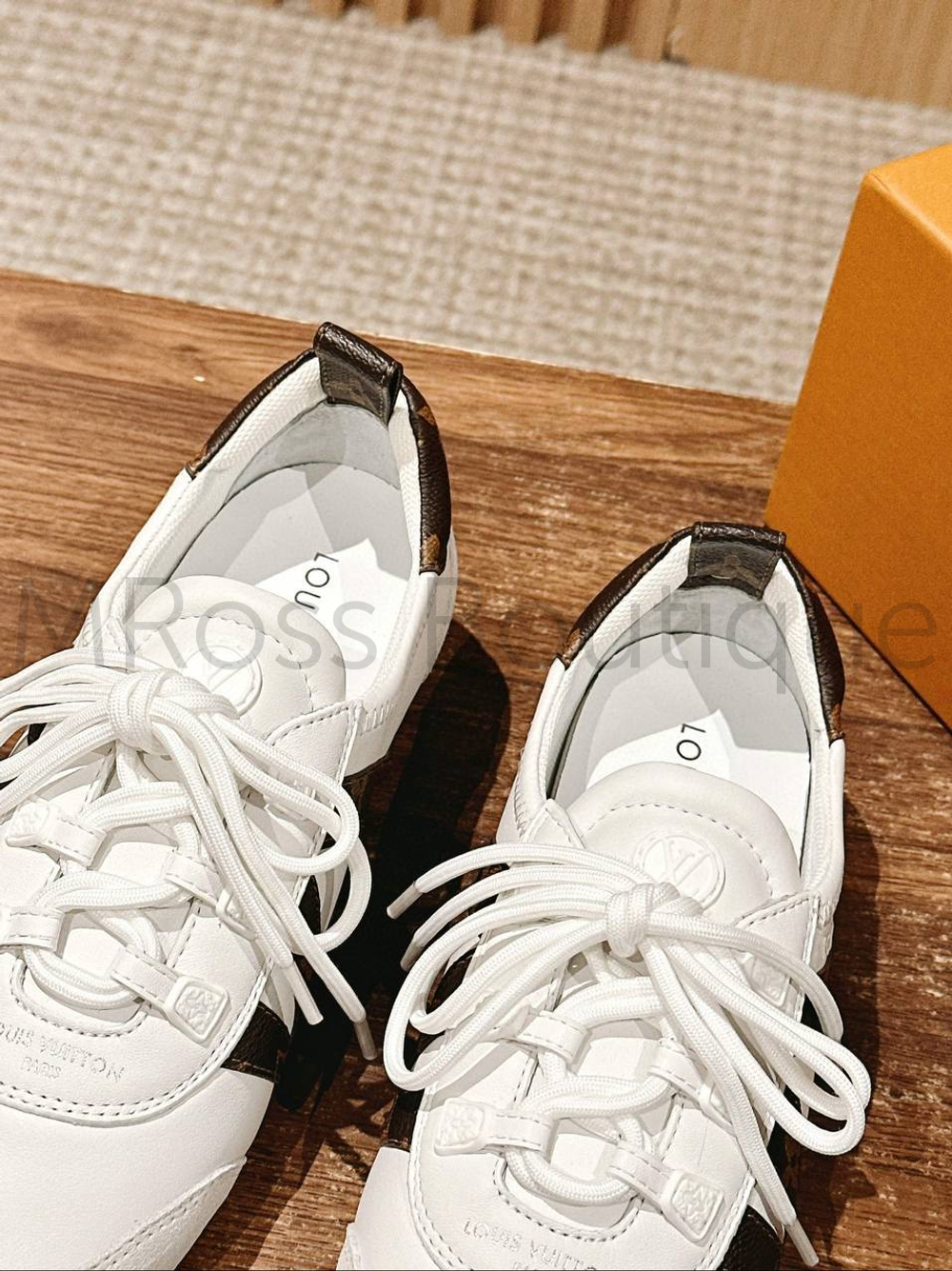 Женские кроссовки Louis Vuitton Sneakerina белого цвета с инициалами