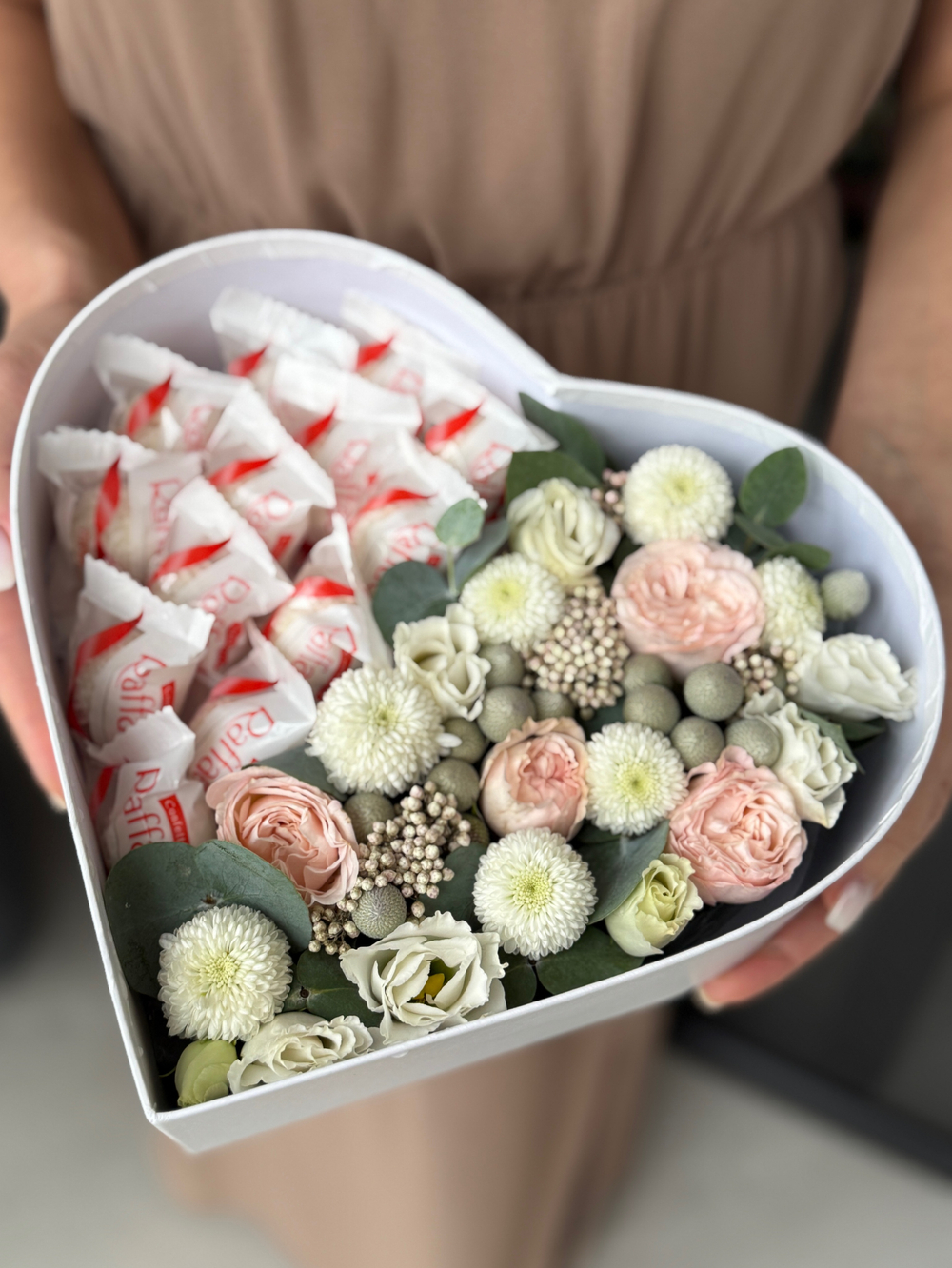 Трепетная композиция из сезонных цветов нежных оттенков и конфет Raffaello от Флора Маркет, размер S