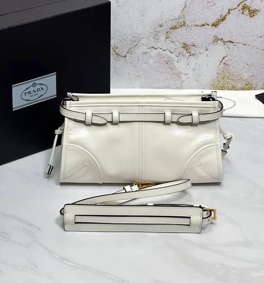Кожаная средняя сумка Prada Bonnie белый