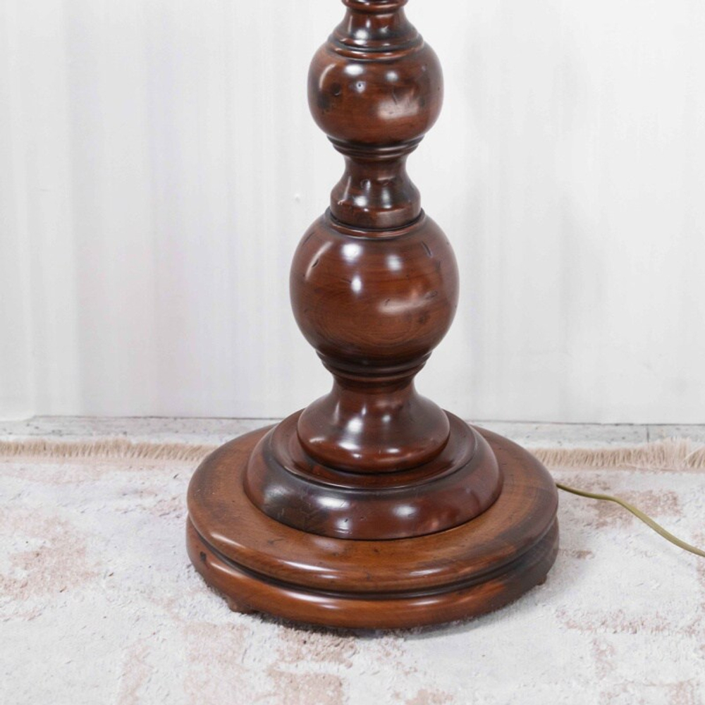 Стильный торшер из массива дерева с тканевым абажуром