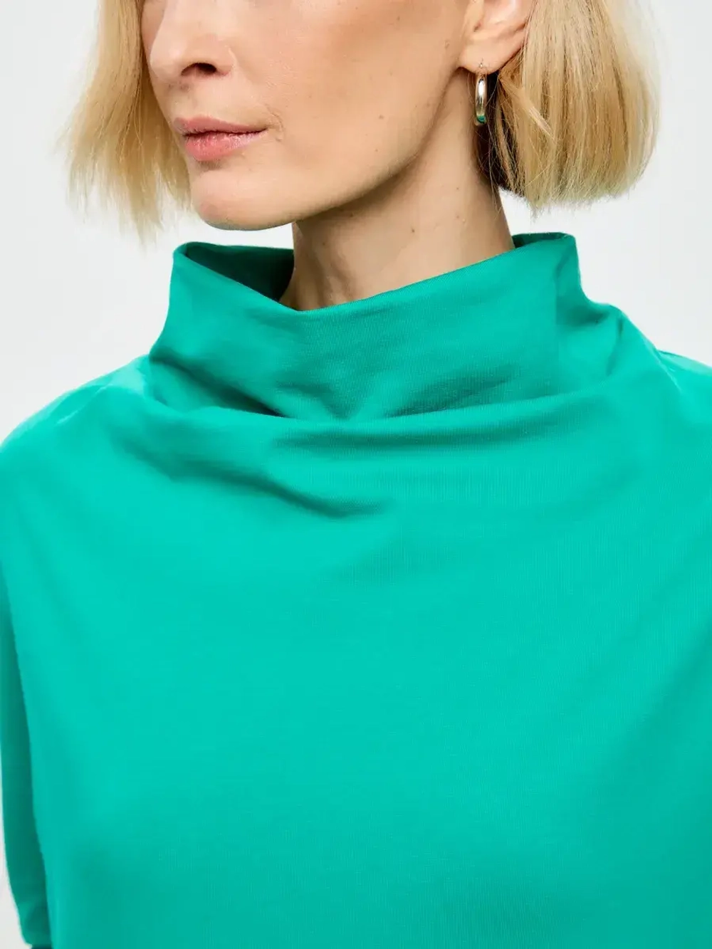 Лонгслив с цельнокроеным воротником