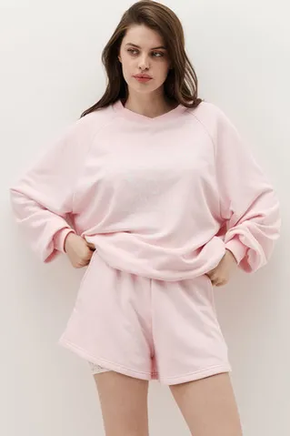 Шорты из футера укороченные сбоку нежно-розового цвета