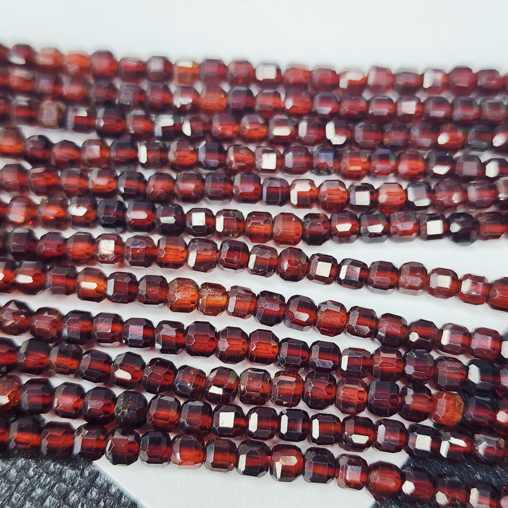 Гранат Пироп, кубик, р-р 3-3.3мм, цена за нить 19 см