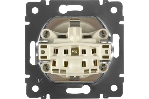 Розетка Legrand Valena с заземлением и крышкой слоновая кость 04705