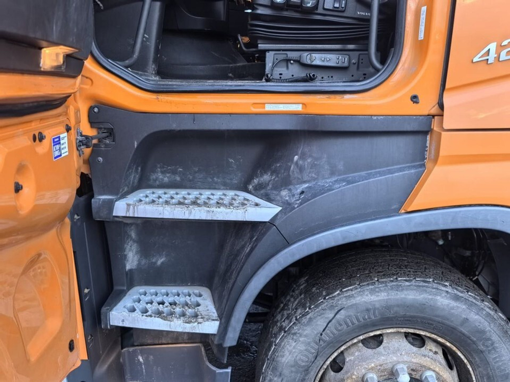 Корпус подножек левый