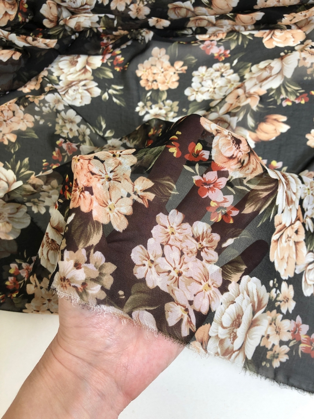 Шифон принт, розы беж/пудра на черном Julia D34C1