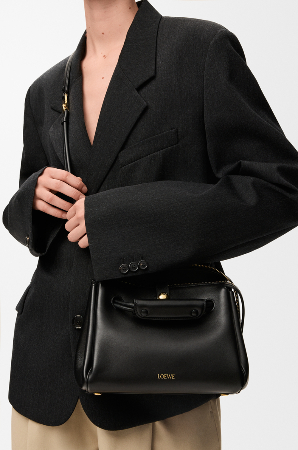 Loewe Маленькая сумка Madrid из мягкой телячьей кожи, черный