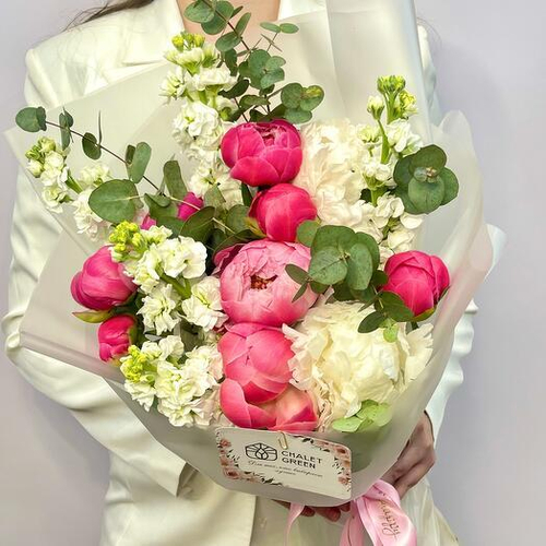 Авторский букет с пионами Коралл Шарм, маттиолой и эвкалиптом. Авторский букет 047 Chalet Green