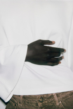 ZARA ФУТБОЛКА С РУКАВАМИ-КРЫЛЫШКАМИ, ЦВЕТ СЛИВОЧНОГО МАСЛА