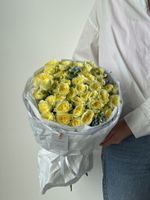 Букет из кустовой розы и оксипеталума