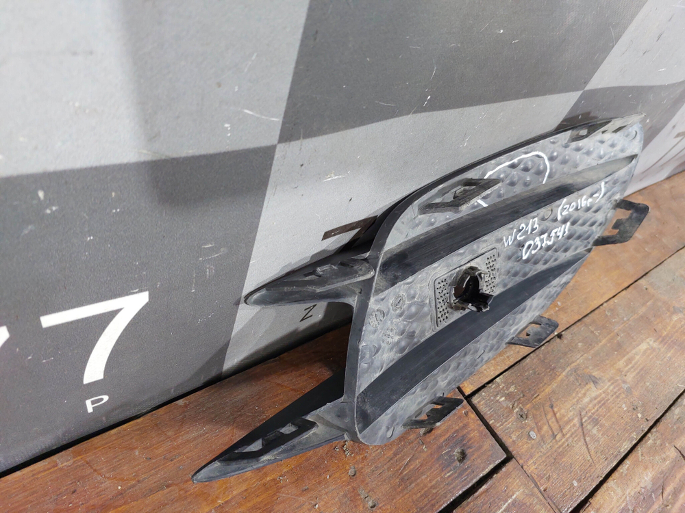 Накладка Решетка переднего бампера левая Mercedes E-Class (W213) 18-21 Б/У Оригинал A2138856700