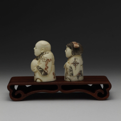 Сет нэцкэ Два ребенка Карако (мальчик и девочка) на подставке