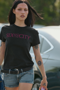 ZARA ФУТБОЛКА С ЭФФЕКТОМ ПОТЕРТОСТИ SEX & THE CITY™, АНТРАЦИТОВО-СЕРЫЙ