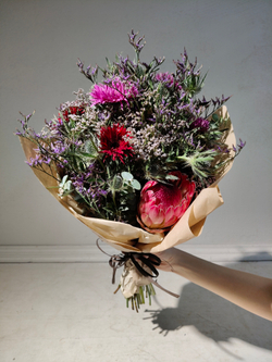 Летний солнечный букет с танацетумом и ароматными пионами Сара Бернард (С0034)