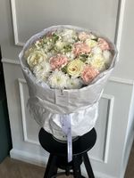 Сборный букет из хризантемы, маттиолы, диантусов и одноголовых роз