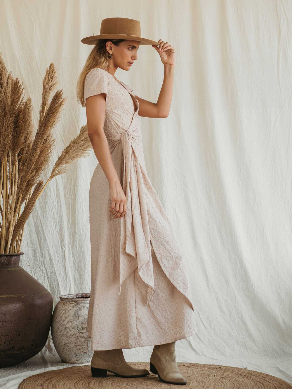 Платье из прошвы с запáхом (бежевое)