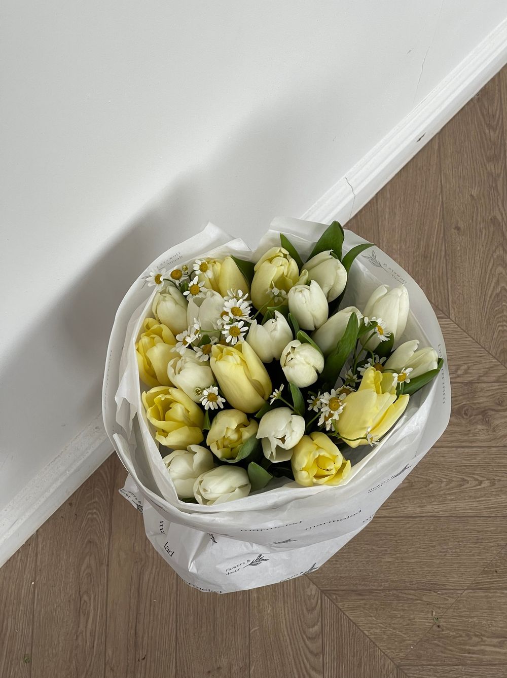 Букет из 21 белых, лимонных тюльпанов и ромашек