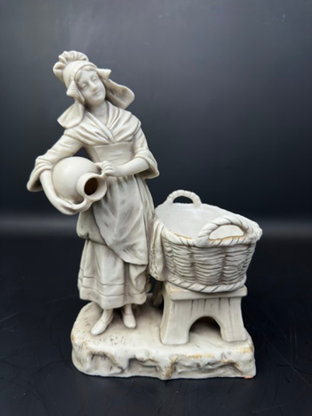 Девушка с кувшином и корзиной