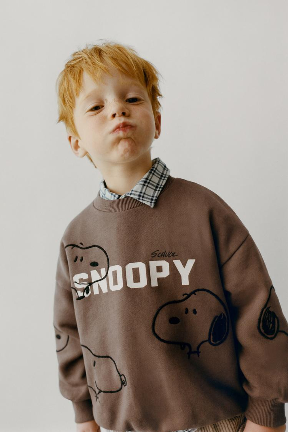 ZARA ТОЛСТОВКА С ВЫШИВКОЙ SNOOPY PEANUTS™, ТЕМНО-КОРИЧНЕВЫЙ