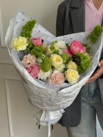 Букет сборный из кустовых пионовидных роз, вибурнум, диантусов и пионов