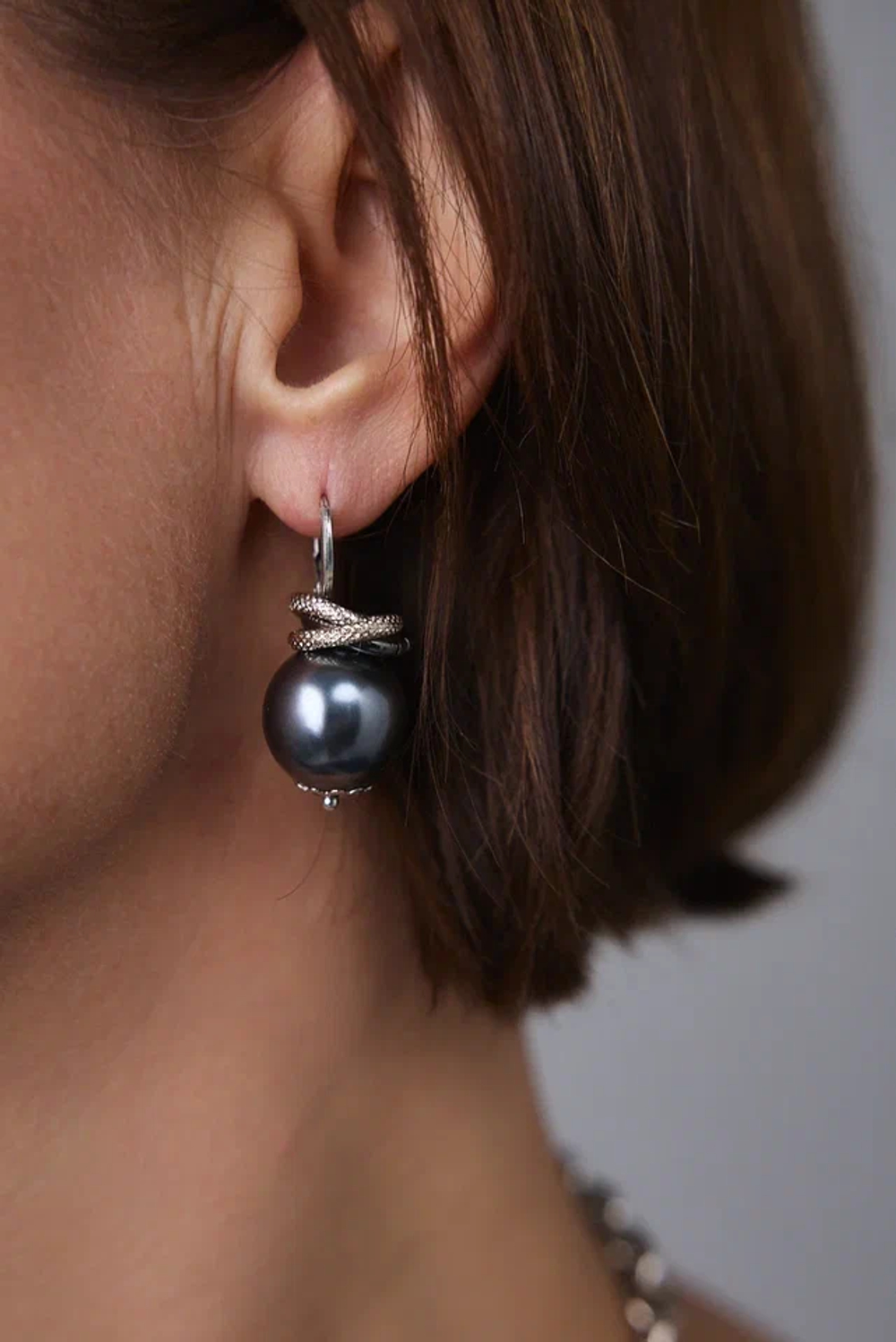 Серьги с плоским темно-серым жемчугом, оттенки серебро и графит, замок левербек