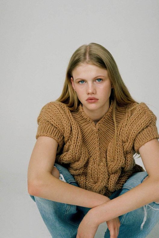 Жилет с V-образным вырезом / Mirstores