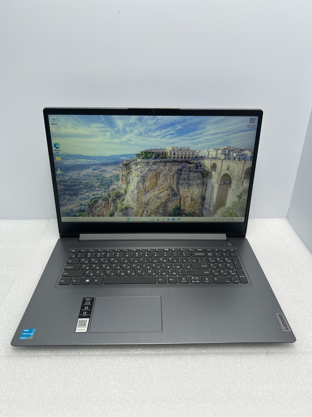 Ноутбук Lenovo IdeaPad 3 17ITL6 (82H900A8RU) 17,3"/Intel Pentium Gold 7505/RAM 4GB/SSD 128GB/Intel UHD Graphics/1600x900/TN/Windows 11/Подсветка - кл:нет/Cеребристый. Состояние: C1