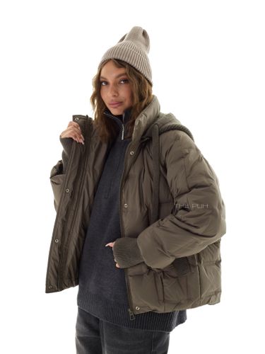 Тонкий пуховик с вязаным капюшоном в цвете хаки