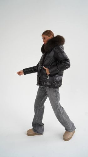 Черно-шоколадный пуховик с меховой отделкой