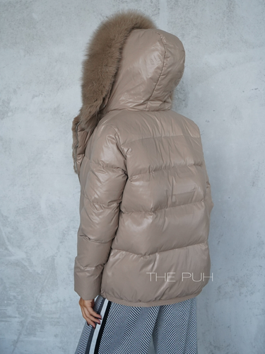 Бежевый пуховик с воротником из меха песца