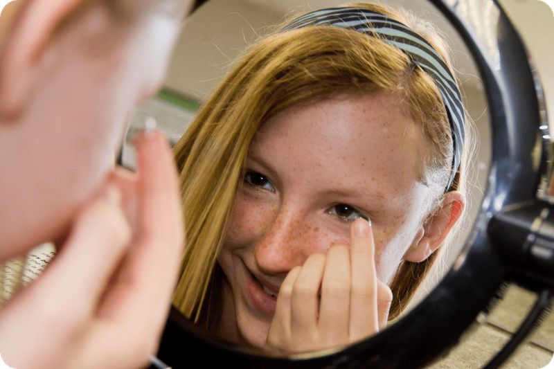 С какого возраста можно носить цветные линзы?