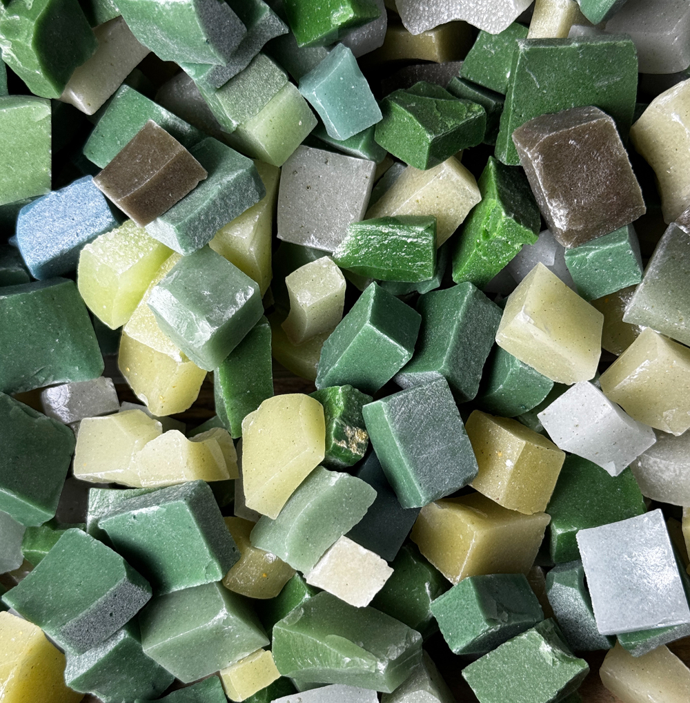 Смальта колотая разноформатная зеленых оттенков, 1.3 кг дешевле, чем на маркетплейсах