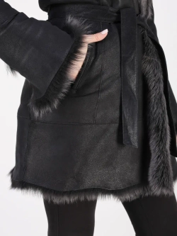 Дубленка зимняя натуральная с капюшоном короткая