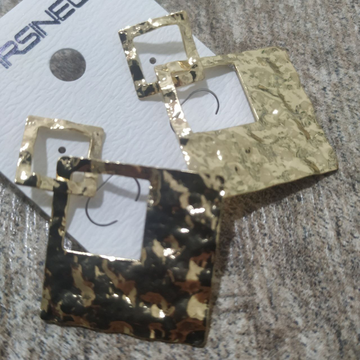 Серьги-гвоздики Гравитация 2 ромба жатый металл золотистый глянцевый