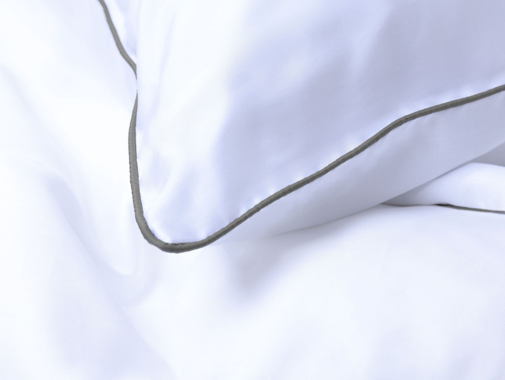 Постельное белье 1.5 спальное Mollen белое с серебристо-серым кантом