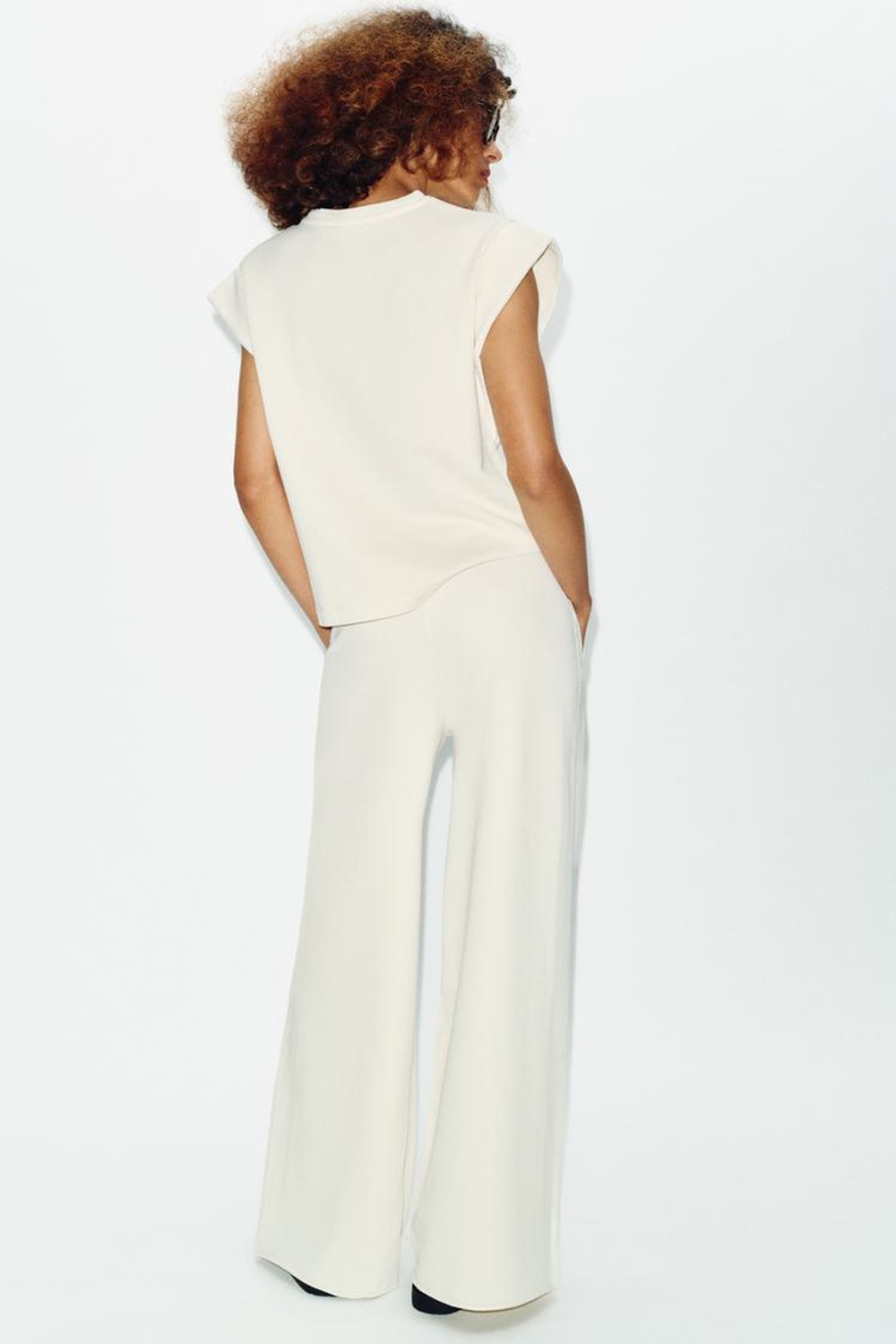 ZARA ХЛОПКОВАЯ ФУТБОЛКА СО СПУЩЕННЫМИ РУКАВАМИ, ЭКРЮ