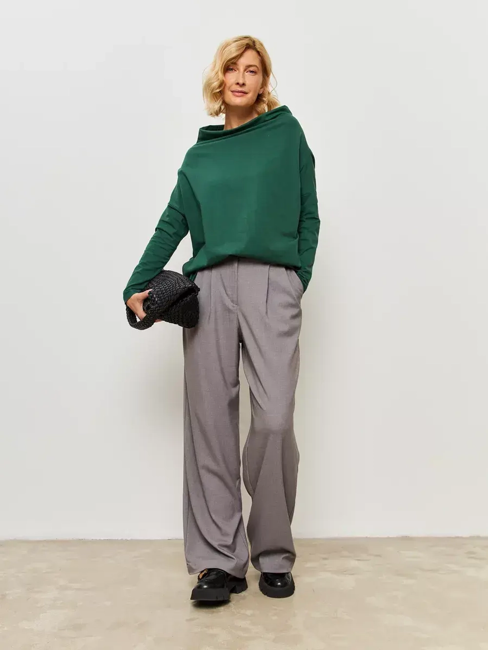 Лонгслив оверсайз с вырезом лодочка