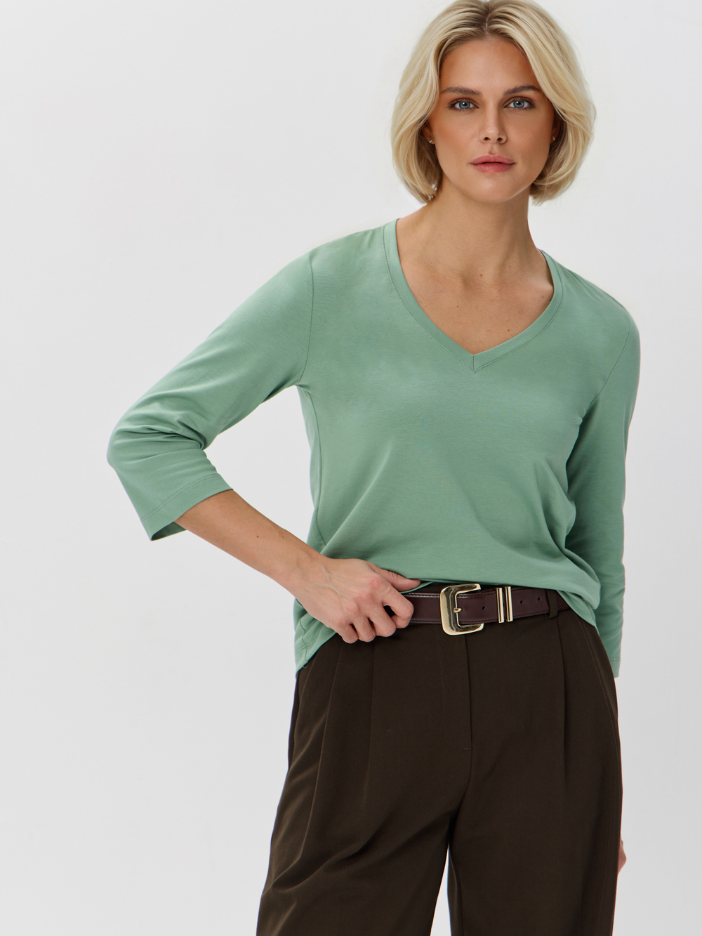 Свободный лонгслив с V-вырезом и рукавом 3/4