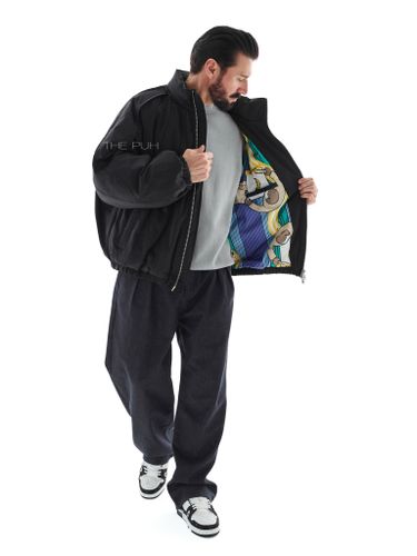 Утепленный черный бомбер с рельефными швами