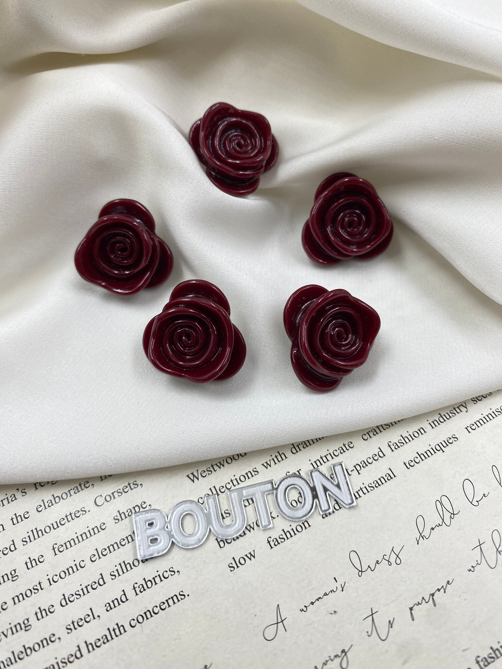 Пуговицы в форме розы бордовые