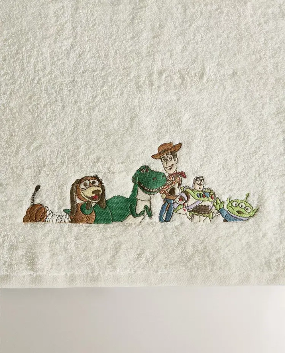 ZARA HOME ДЕТСКОЕ МЯГКОЕ ПОЛОТЕНЦЕ С КАПЮШОНОМ TOY STORY ©DISNEY, ЖЕЛТОВАТО-БЕЛЫЙ