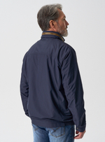 Ветровка мужская на резинке с контрастными акцентами тёмно-синего цвета.