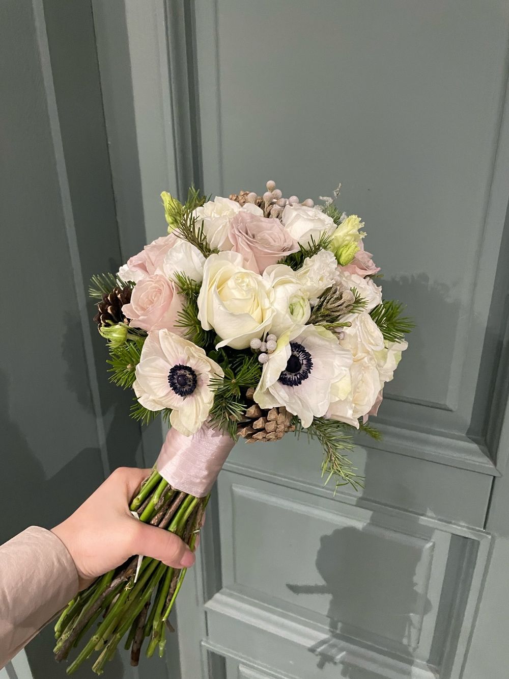 Свадебный букет из ранункулюсов, анемонов, брунии и одноголовых роз