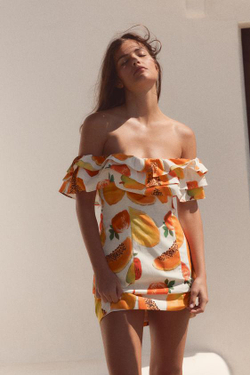 ZARA МИНИ-ПЛАТЬЕ С ВОЛАНАМИ И ФРУКТОВЫМ ПРИНТОМ, ОРАНЖЕВЫЙ