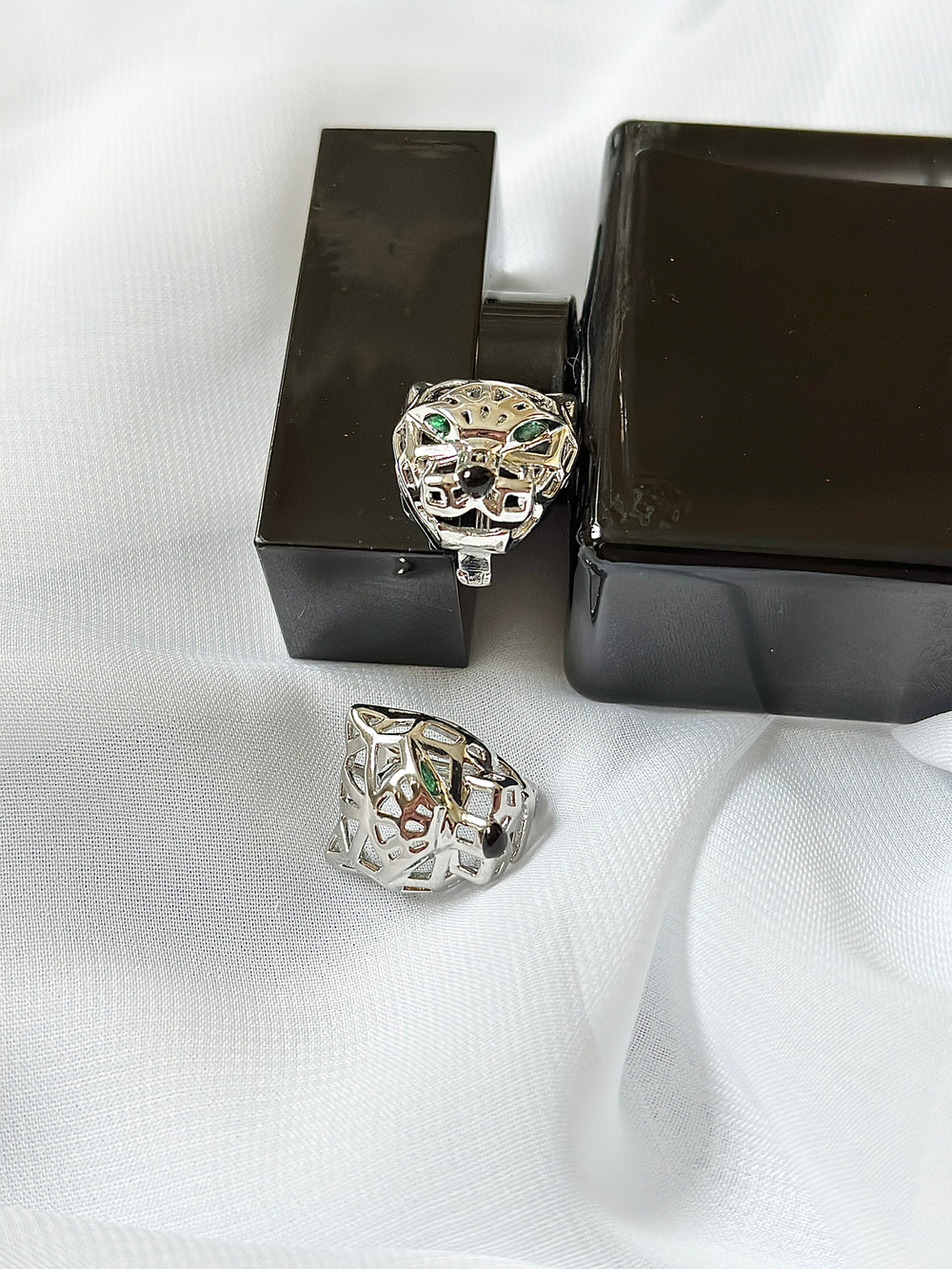 Серьги леопарды, оттенок серебро. Английский замок.