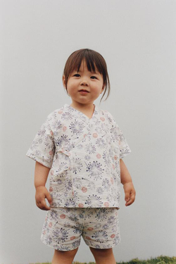 ZARA КОМПЛЕКТ ИЗ КИМОНО И ШОРТОВ-БЕРМУДОВ С ПРИНТОМ, ЭКРЮ