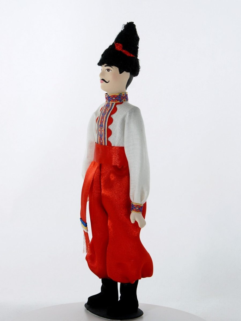 Кукла коллекционная фарфоровая в Украинском мужском костюме К.19-н. 20 в.