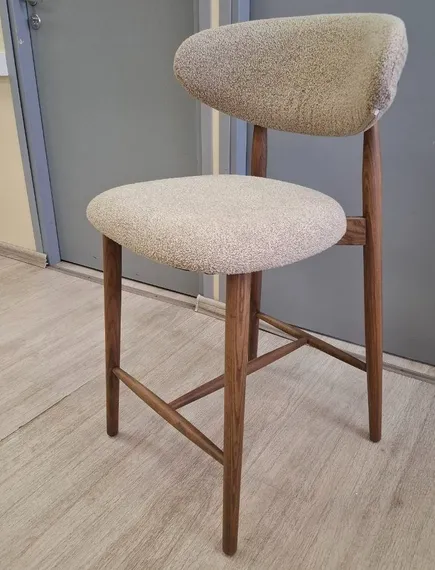 Полубарный стул Holmes, 65 см, бежевый, ножки орех