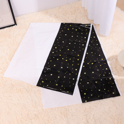 Праздничная скатерть "Black Gold Happy"